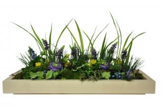 Dekoschale mit Frühlingsblumen besteckt